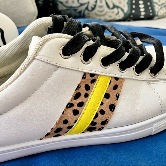 Women’s very cool size 8 sneakers with extra laces - Picture 4 of 16